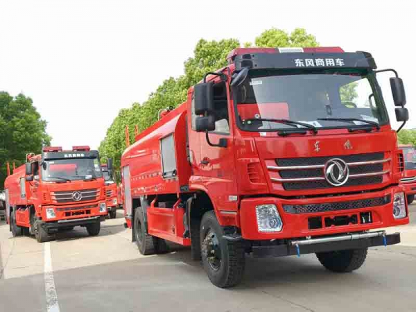 東風(fēng)四驅(qū)越野8.5噸供水車